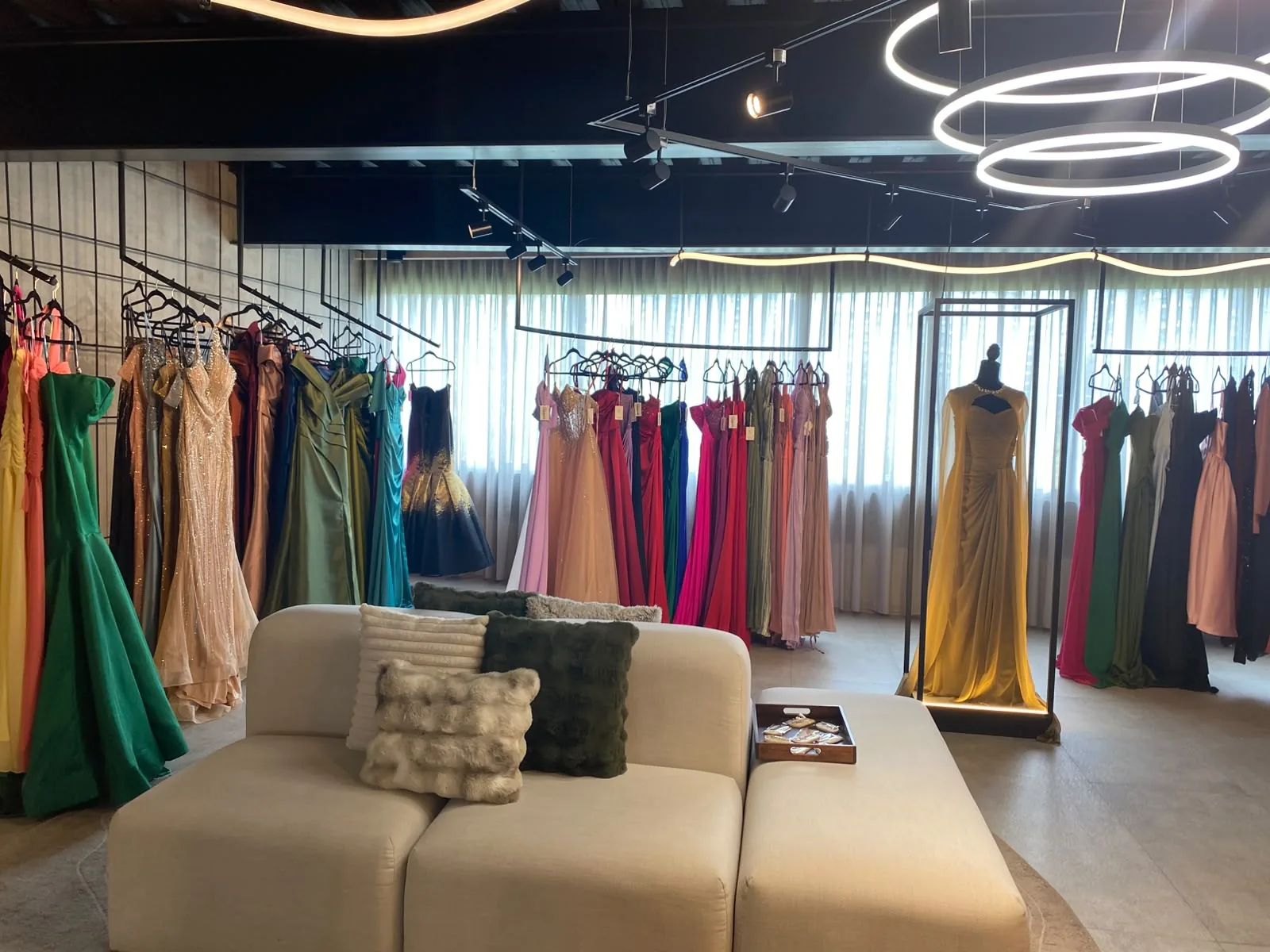 El showroom de The Capsule, con los racks de vestidos de noche en toda la gama de color