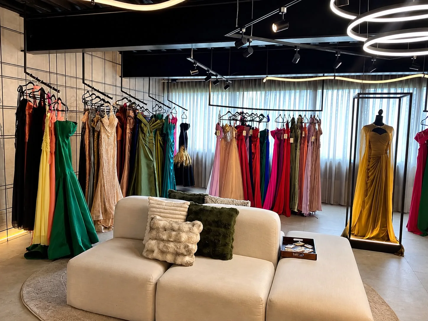 Racks de vestidos de noche largos en distintos colores